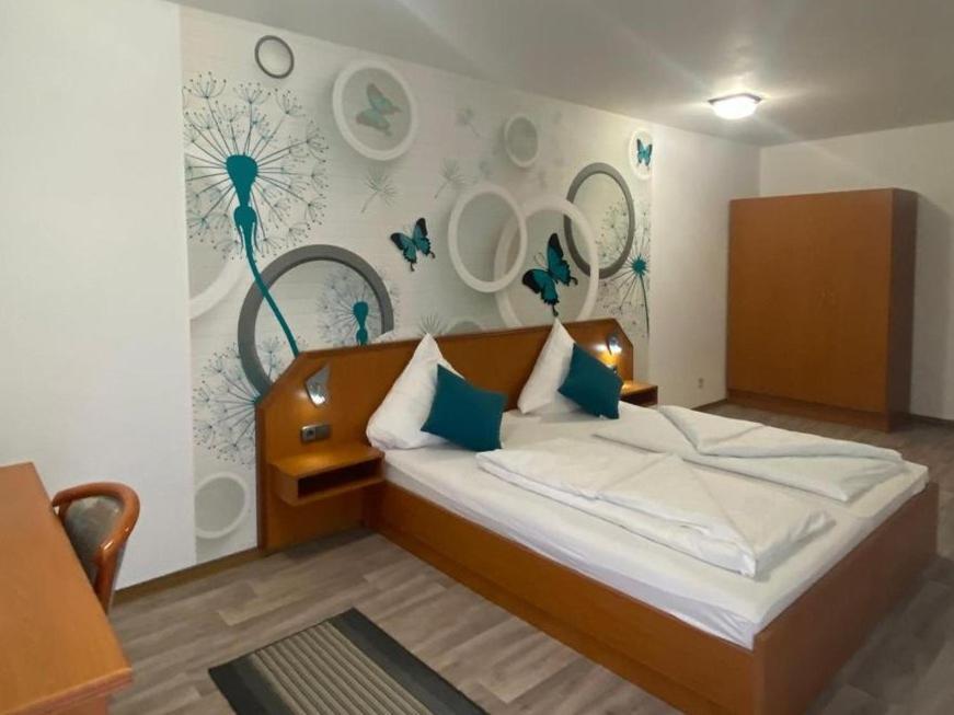 Hotel Krone Riesling Триттенхайм Экстерьер фото
