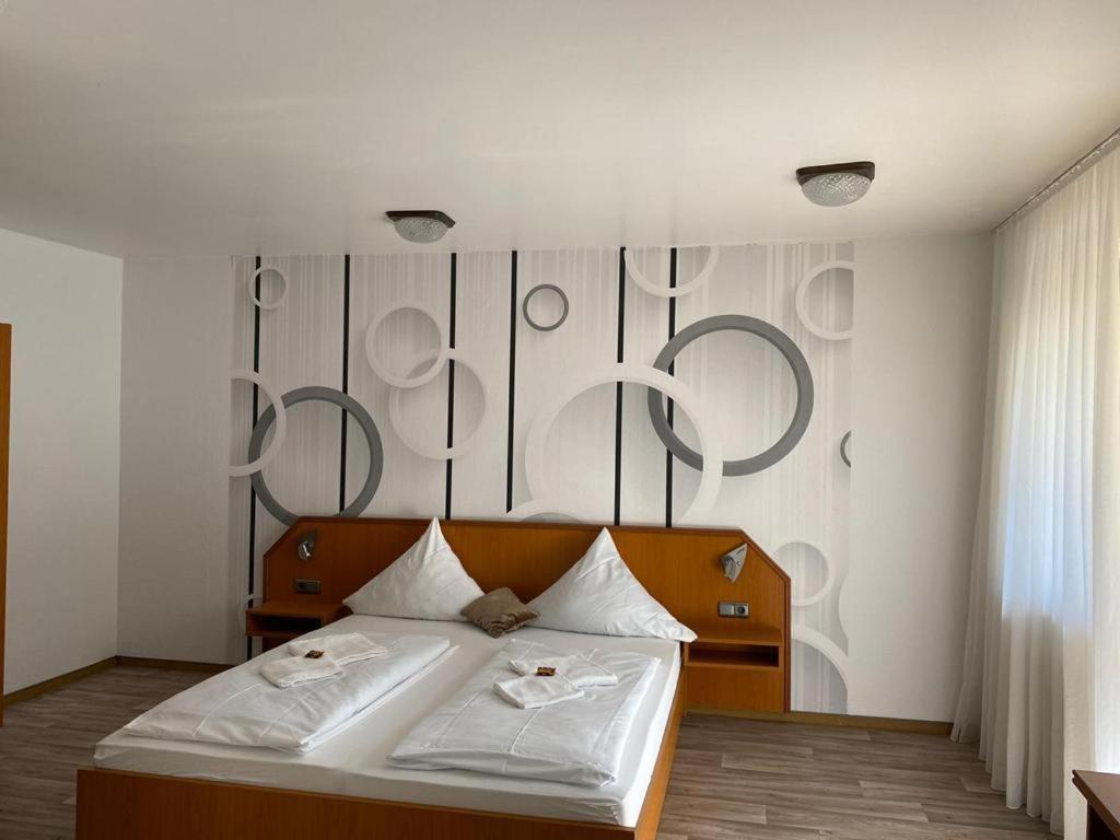 Hotel Krone Riesling Триттенхайм Экстерьер фото