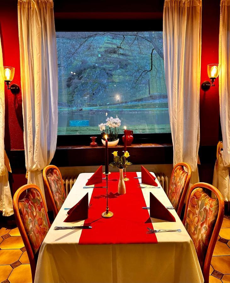 Hotel Krone Riesling Триттенхайм Экстерьер фото