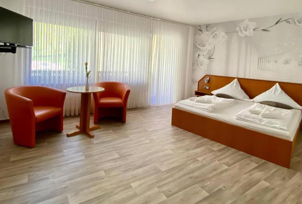 Hotel Krone Riesling Триттенхайм Экстерьер фото